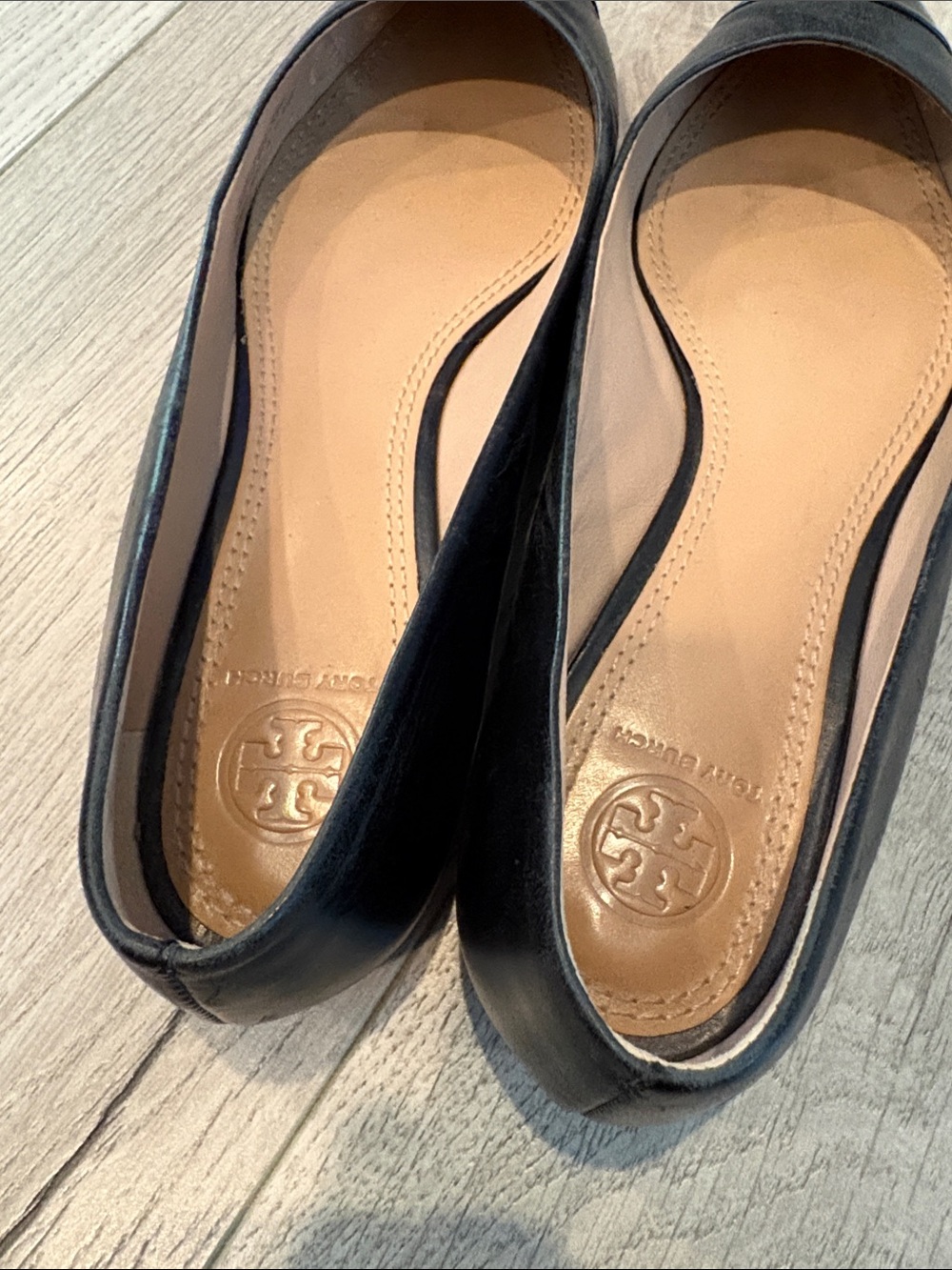 Tory Burch Black Pointed Leather Logo Flats - Picture 3 of 5